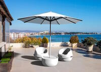 ROUND TABLE MET EN ZONDER PARASOL